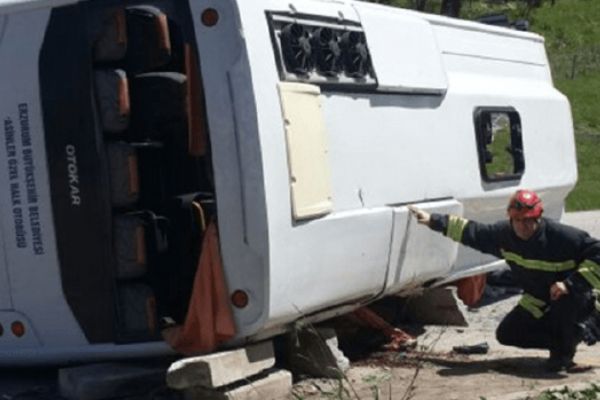 Erzurum'da otobüs devrildi: 10 yaralı
