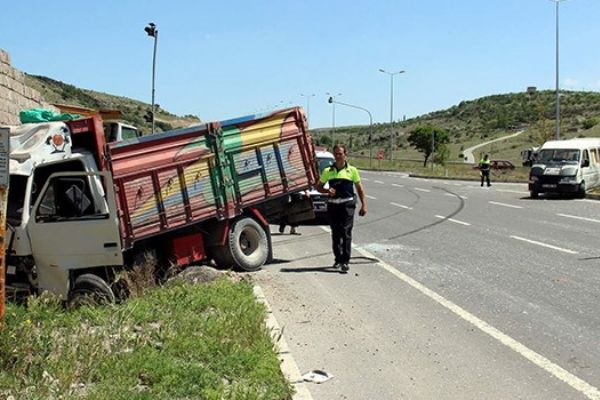Kayseri'de kamyonet ile minibüs çarpıştı: 6 kişi yaralandı