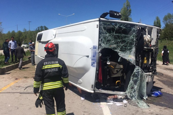 Halk otobüsü devrildi: 1 ölü, 15 yaralı