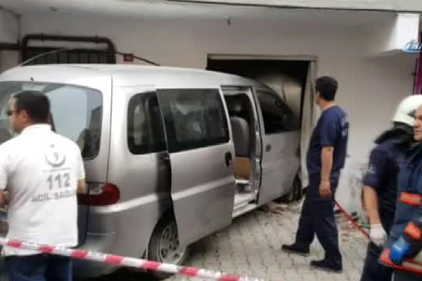 Minibüs eve daldı! 2 çocuk öldü