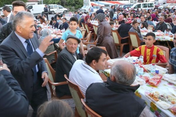 Başkan Büyükkılıç iftar sofrasında Büyükkılıç iftarı vatandaşlarla açtı