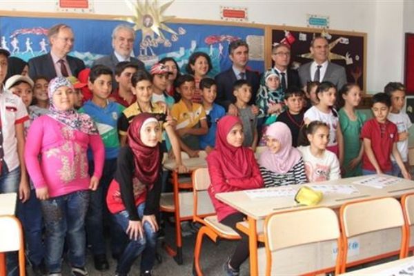 Suriyeli çocuklar karne sevinci yaşadı