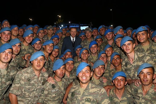 Erdoğan şehit aileleri ve askerlerle buluştu