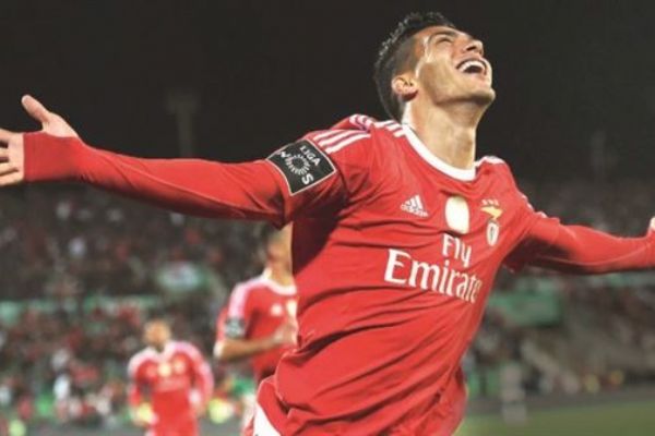 Kartal Raul Jimenez'e uçuyor