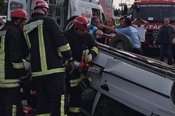 Rus turistleri taşıyan otobüsle TIR çarpıştı: 6 yaralı