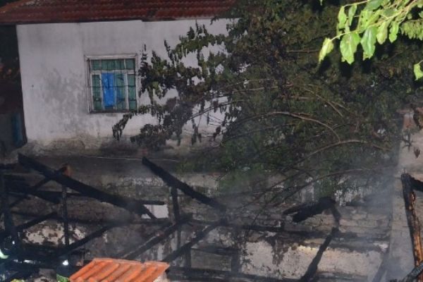 Terk edilen 2 bina gece çıkan yangında kül oldu