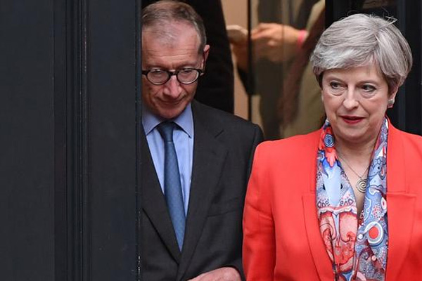 Theresa May, istifa tartışmalarına nokta koydu