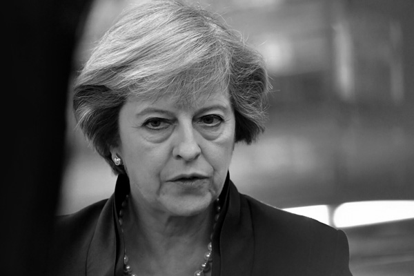 May, Kraliçe'den hükümet kurma yetkisini aldı!