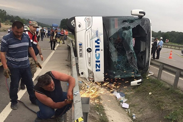 Samsun'da askerleri taşıyan otobüs devrildi