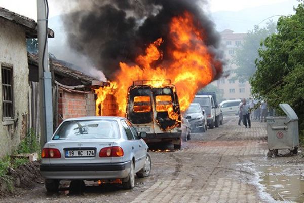 Çorum'da yanan araca müdahale sırasında tüp patladı