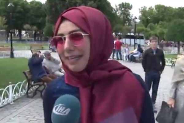 Cumhurbaşkanı Erdoğan cuma namazı sonrası dikkatini çeken öğrenciyi yanına çağırdı