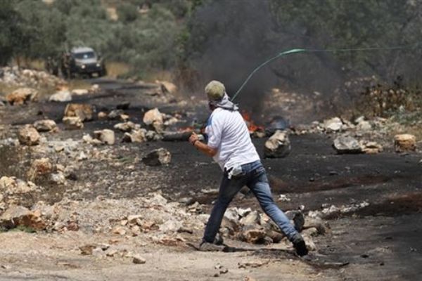 Yahudi yerleşimciler Filistinlilerin arazisini ateşe verdi