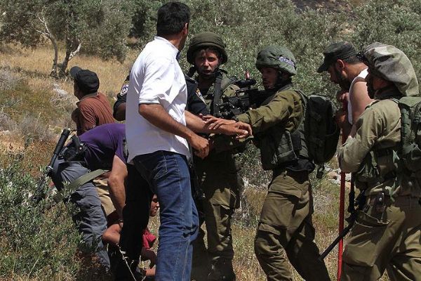 Yahudi yerleşimciler Filistinlilerin arazisini ateşe verdi