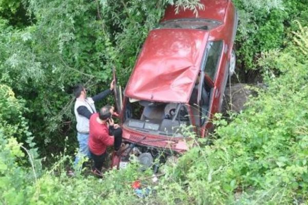 Otomobil şarampole yuvarlandı: 1'i ağır 3 yaralı