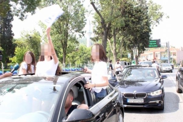 Liselilerden korkutan kutlama! Alt üst ettiler