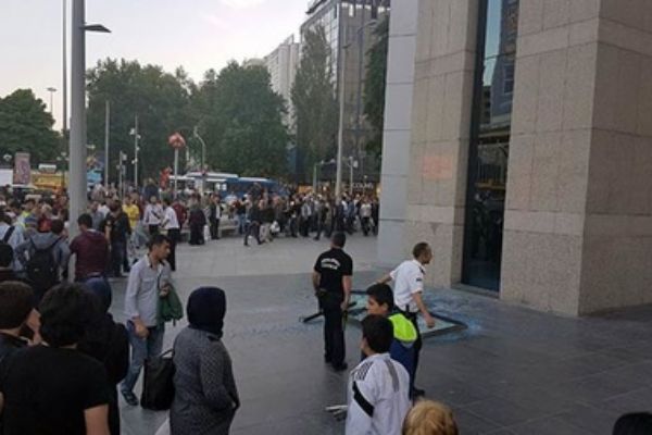 AVM'den düşen cam 2 kişiyi yaraladı