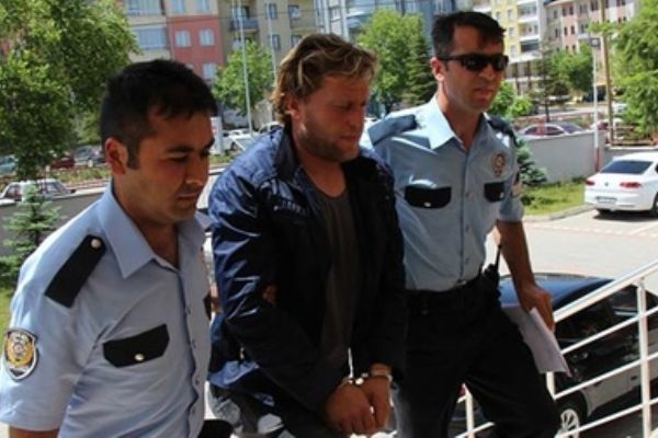 Eski eşini boğazından bıçakla yaralayan şahıs tutuklandı