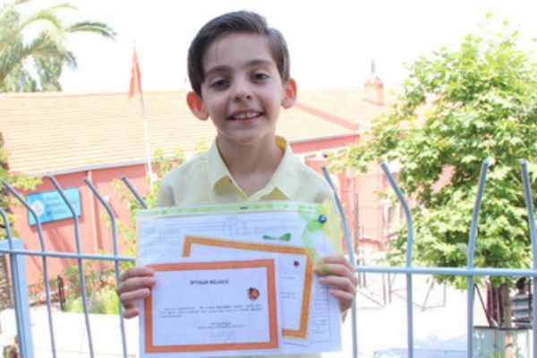 9 yaşında beşinci sınıfı bitirdi