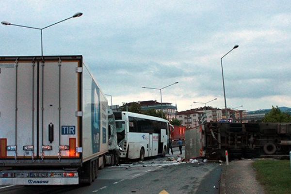 Yalova'da zincirleme kaza; facianın eşiğinden dönüldü: 3 kişi yaralı