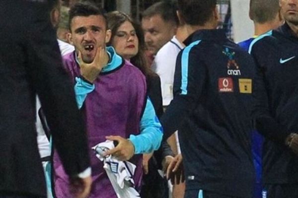 Yunan futbolcu Gianniotas'ın maç sonu dişi kırıldı