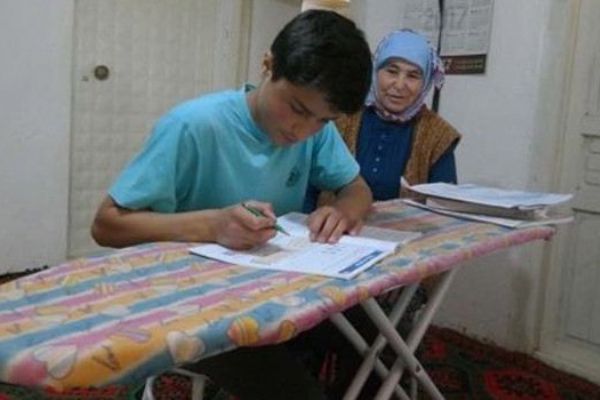 İzmir'de ütü masasında ders çalıştı, TEOG'da başarıya ulaştı