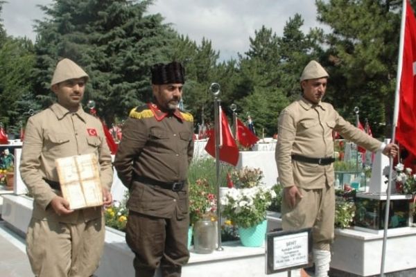 Mezarının başında böyle nöbet tuttular!