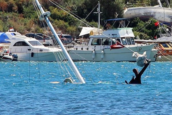 Muğla'da yüz bin liralık tekne sulara gömüldü