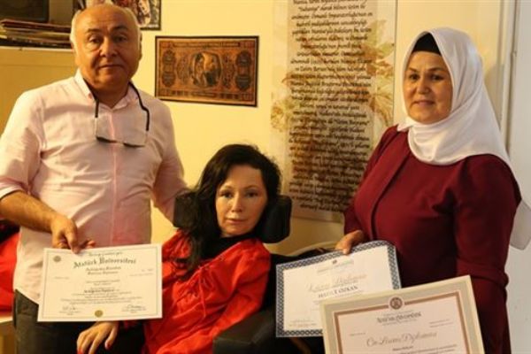 Doktorların 'yaşamaz' dedikleri SMA hastası Hatice 3 üniversite bitirdi