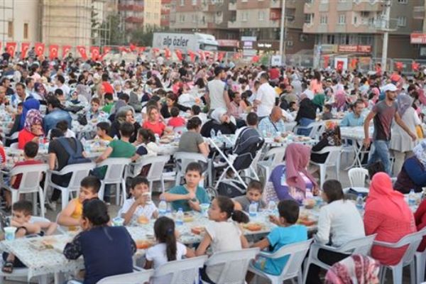 Mardinli yetimler iftarda buluştu