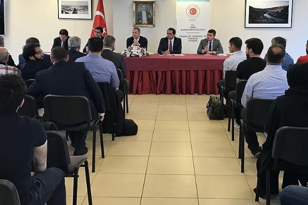 Türkiye Maarif Vakfı yetkilileri Paris'te gençlerle buluştu