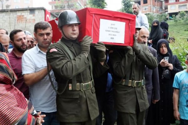 Rize şehidini uğruladı