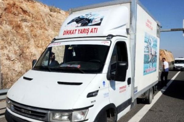 Yarış atı taşıyan kamyonette 10 kilo esrar