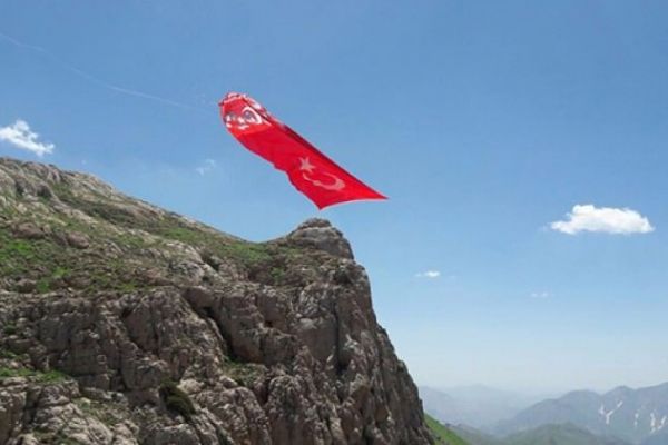 Şehitlerin isimi zirveye dikilen bayrağa yazıldı