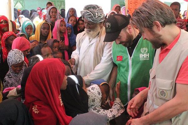 İHH Kesele'de yetimlerle buluştu