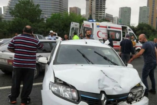 TEM'de zincirleme kaza! Trafik kilitlendi