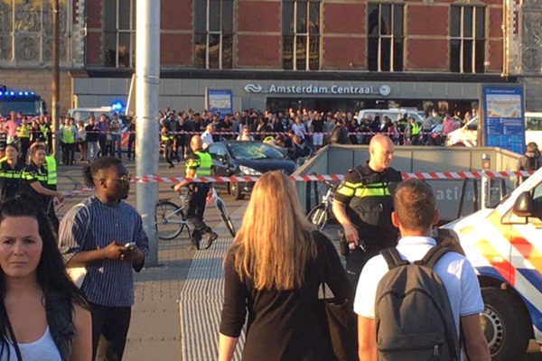 Hollanda'da bir araç yayaları ezdi