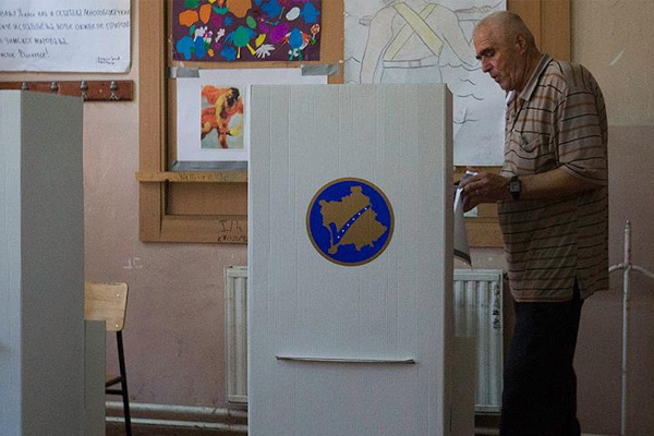 Kosova'da halk sandık başında
