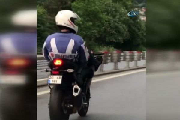 Motosiklette tehlikeli şov !