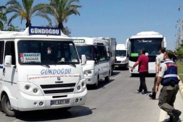 Antalya'da yolcu yüzünden tartışan minibüsçüler yol kapattı