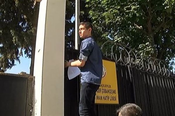 Sınava geç kalınca demir parmaklıklara tırmandı