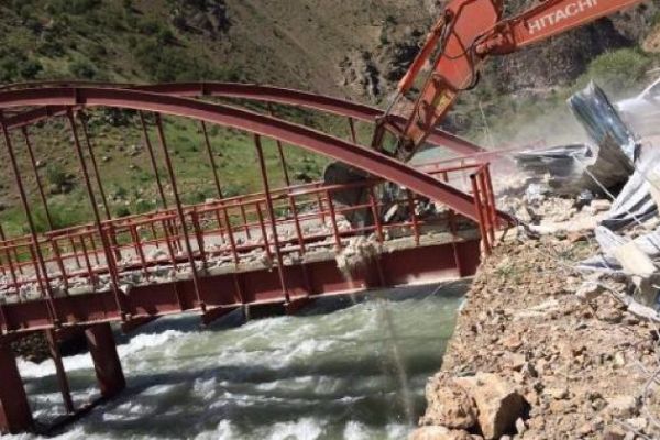 PKK'nın isteği üzerine yapılan o köprü yıkıldı!
