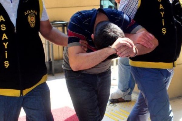 Sahte muhtar ile birlikte dolandırıcılık yapan sahte polis enselendi