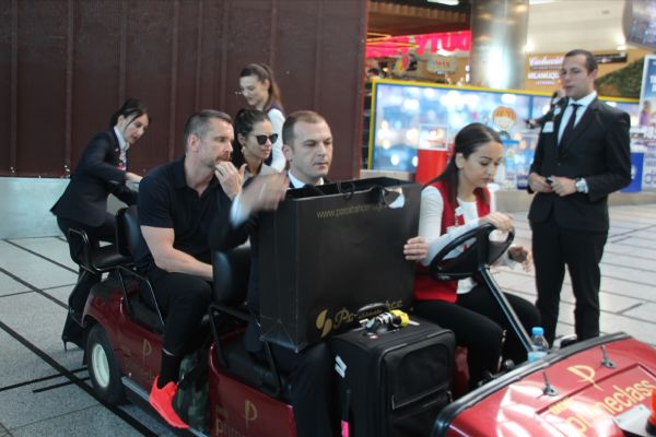 Ünlü modellerin uçağa yetişememesi