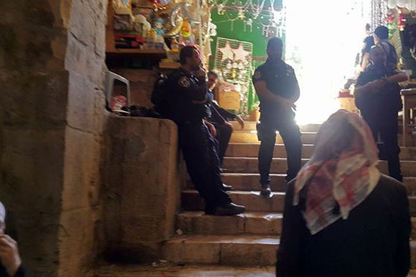 İsrail, Mescid-i Aksa'yı girişe ve çıkışa kapattı