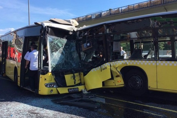 İki metrobüs kafa kafaya çarpıştı, yaralılar var