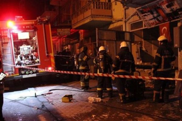 Kocaeli'de mobilyacıda çıkan yangın korkuttu