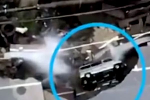 Yol çöktü: Devasa çukur araç ve ağaçları yuttu