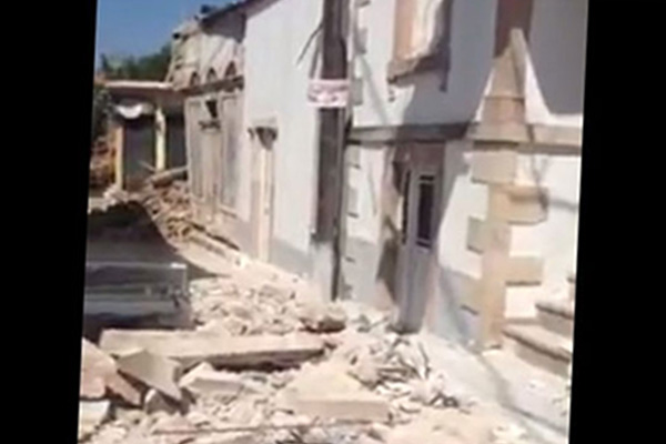 Yunanistan: Yıkılan binalar var