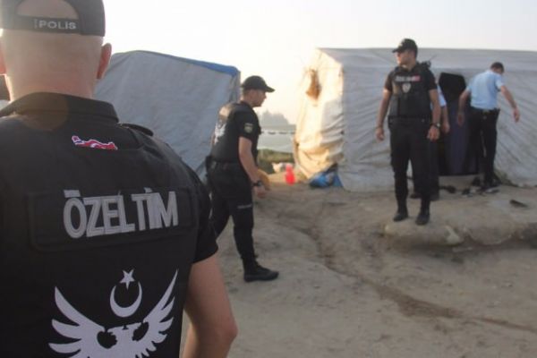 Adana'da 500 polisle bin çadıra baskın!