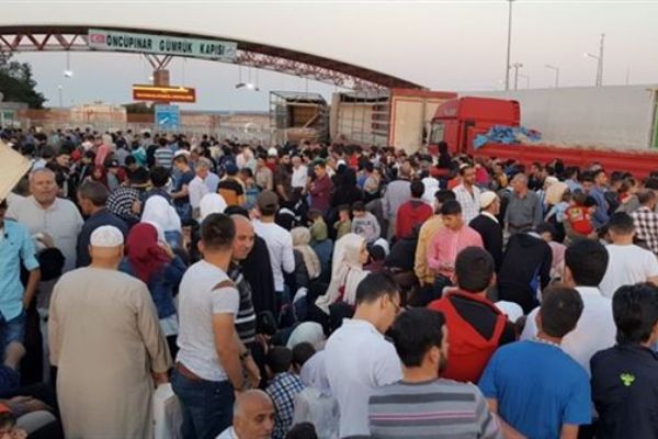 Sınır kapısında bayram yoğunluğu